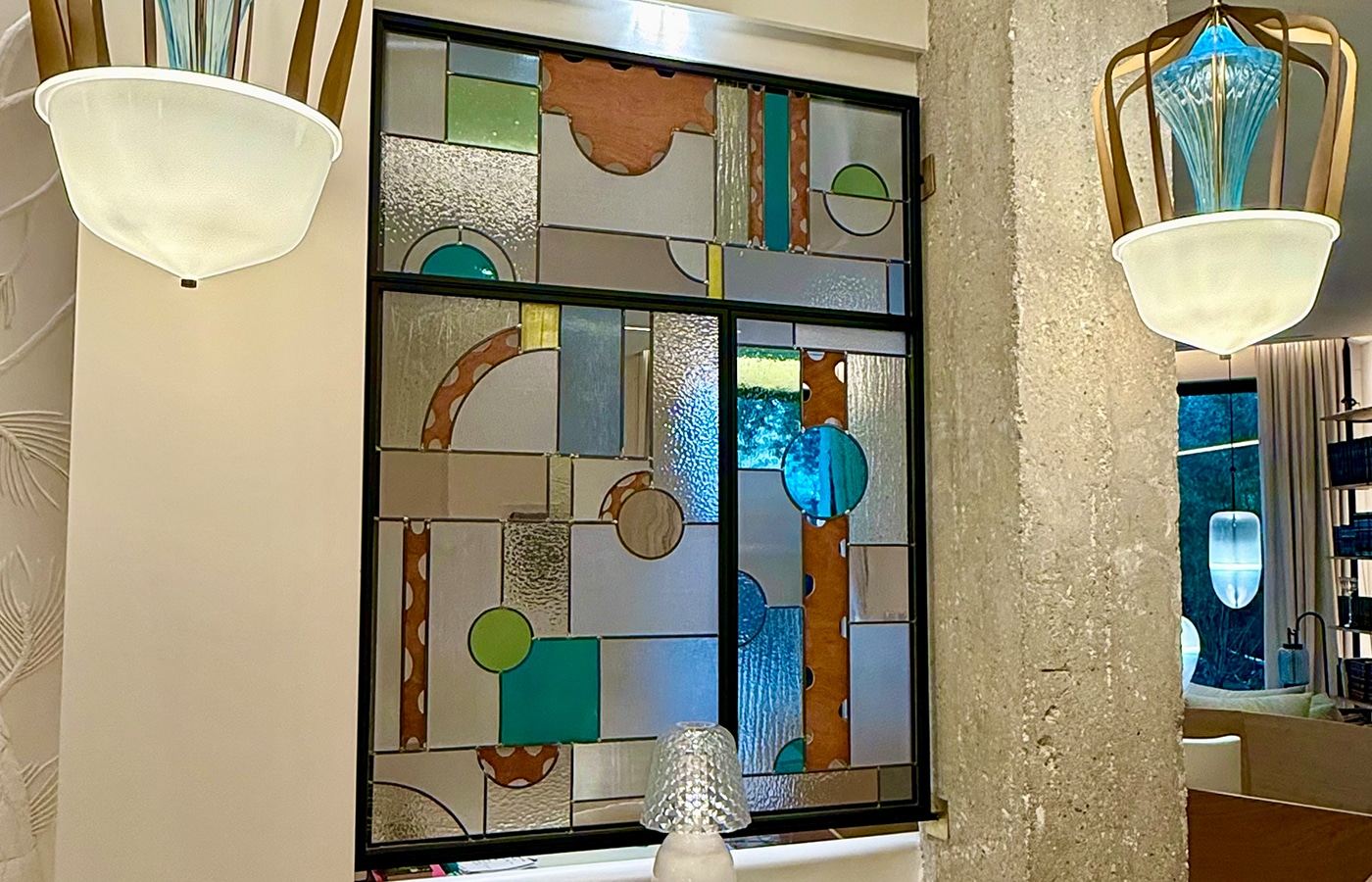 Vitrail contemporain sur mesure intégré à un intérieur à Paris